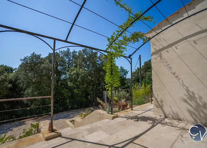 Charming House Near Uzes 펜션 *