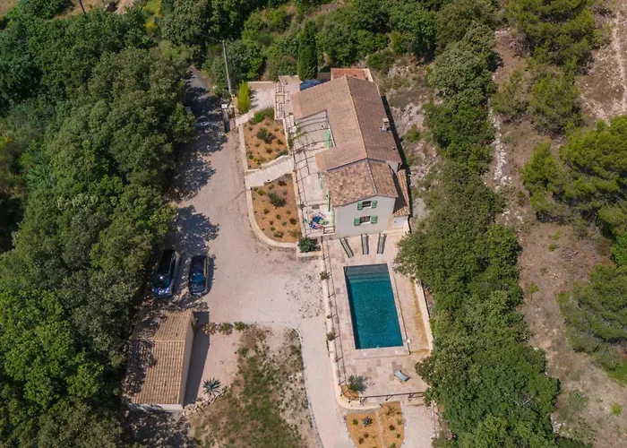Charming House Near Uzes 펜션 *
