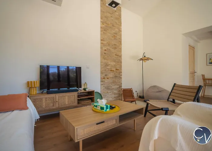 Charming House Near Uzes 펜션 *
